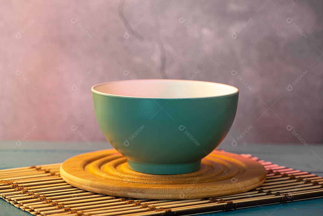 Pote de sobremesa em fundo de madeira e fundo de mármore iluminado.