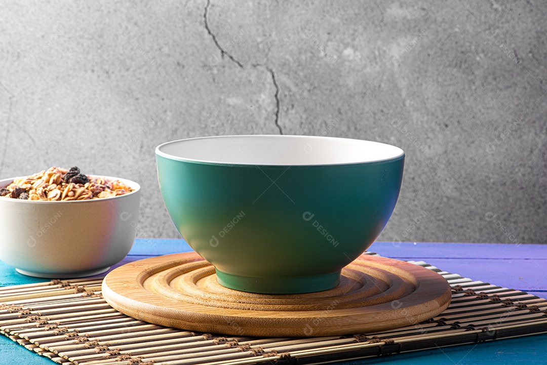 Pote de sobremesa em fundo de madeira e fundo de mármore iluminado.