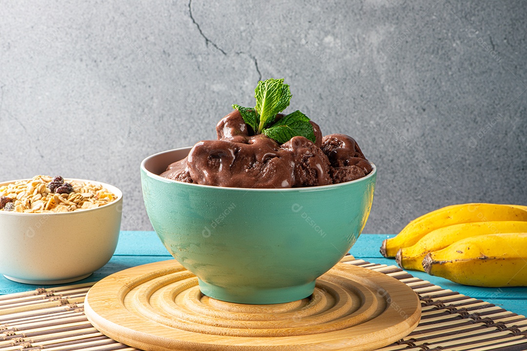 Tigela de sorvete de açaí congelado brasileiro. com frutas em fundo de madeira.