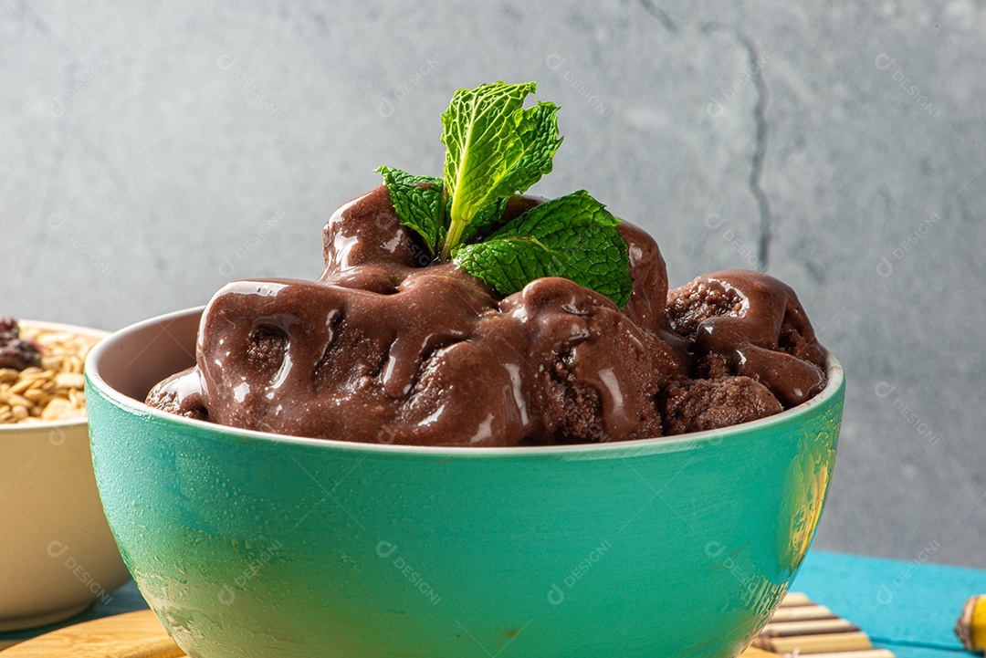 Tigela de sorvete de açaí congelado brasileiro. com frutas em fundo de madeira.