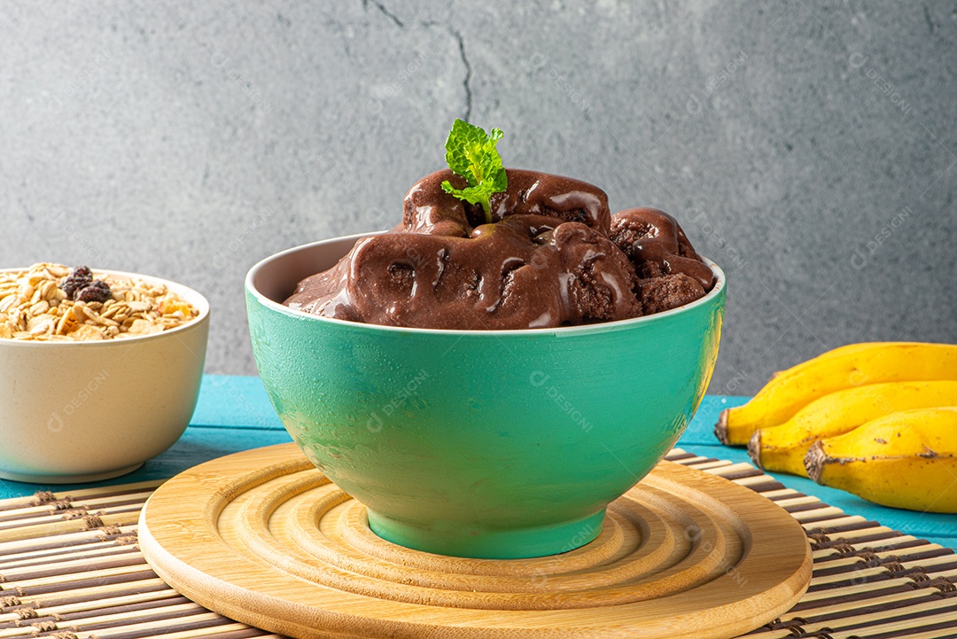 Tigela de sorvete de açaí congelado brasileiro. com frutas em fundo de madeira.