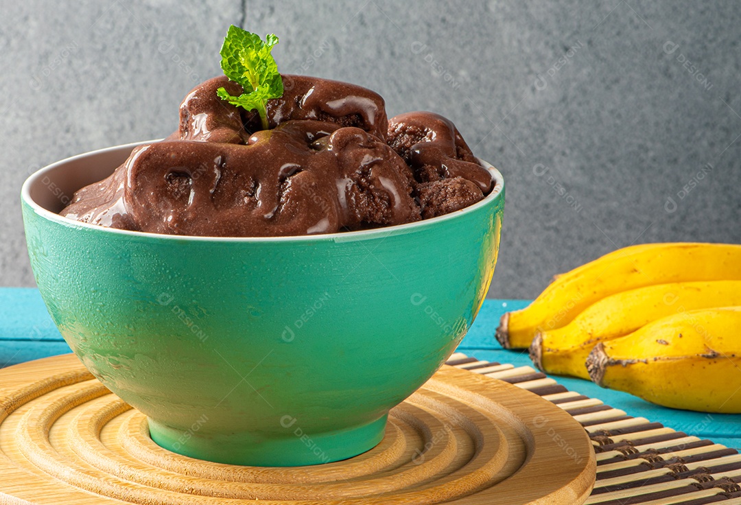 Tigela de sorvete de açaí congelado brasileiro. com frutas em fundo de madeira.