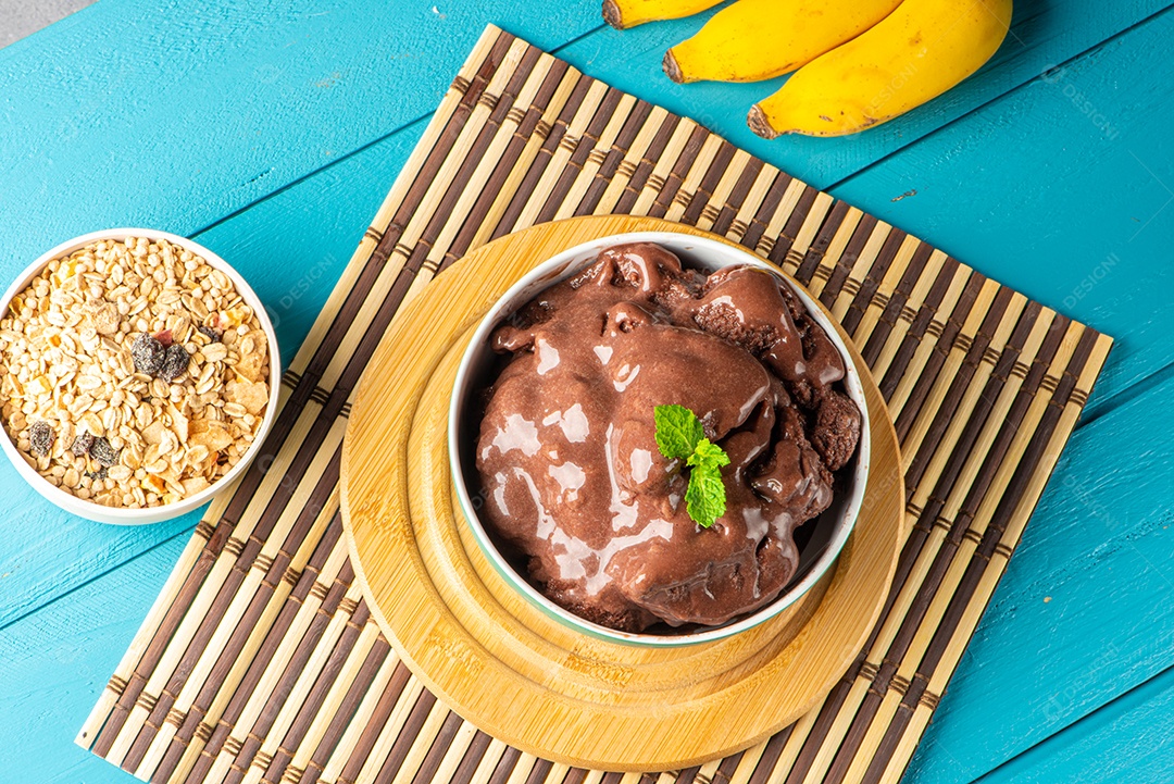 Tigela de sorvete de açaí congelado brasileiro. com frutas em fundo de madeira.