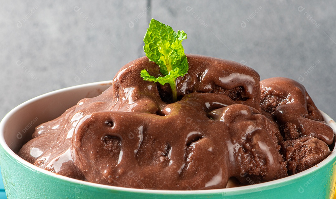 Tigela de sorvete de açaí congelado brasileiro. com frutas em fundo de madeira.