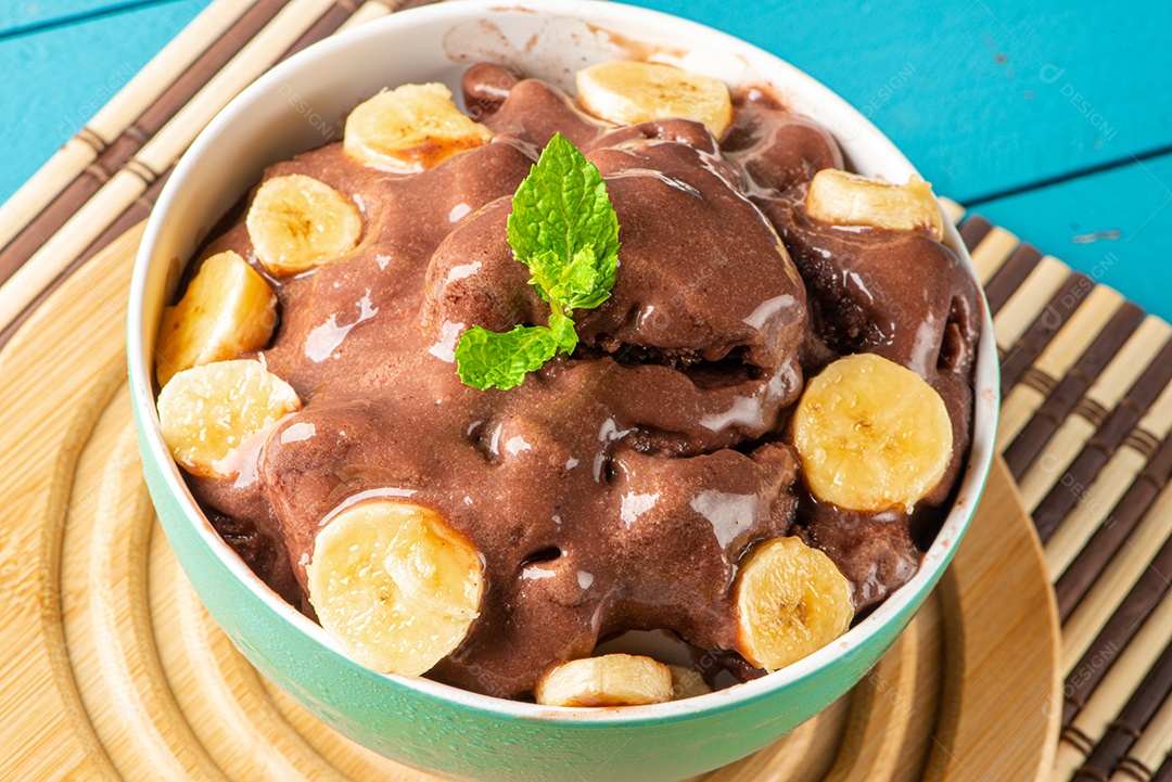 Tigela de sorvete de açaí congelado brasileiro. com frutas em fundo de madeira.