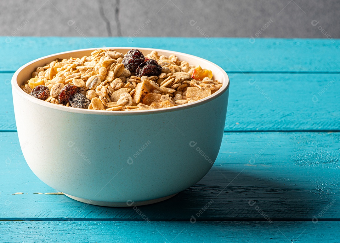 Tigela de sorvete de açaí congelado brasileiro. com frutas em fundo de madeira.