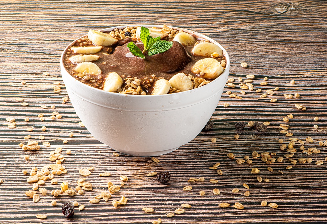 Tigela de sorvete de açaí congelado brasileiro. com frutas em fundo de madeira.