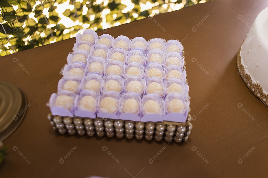 Mesa de festas brigadeiro sobre uma mesa de madeira