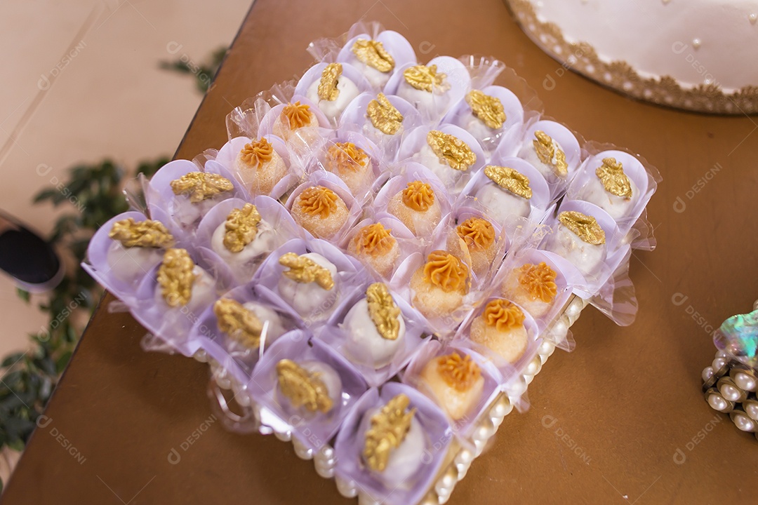 Mesa de festas brigadeiro sobre uma mesa de madeira