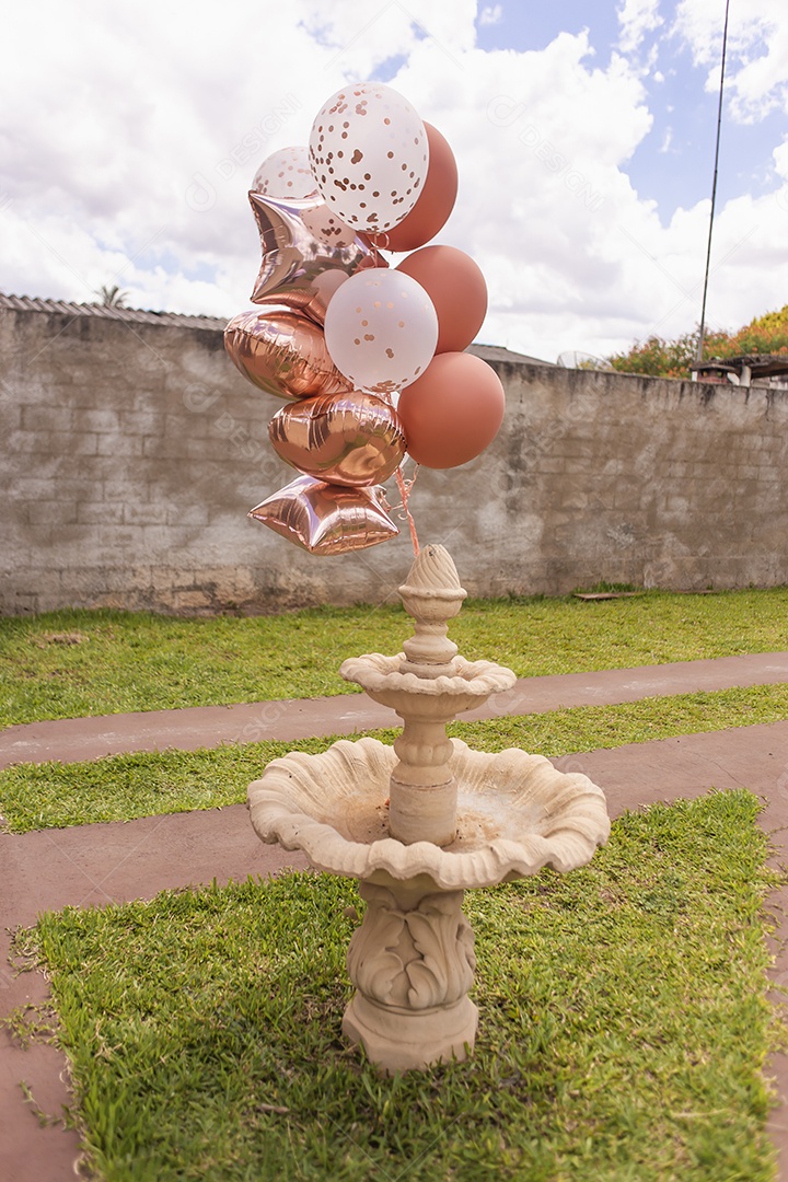 Balões sobre uma fundo de quintal