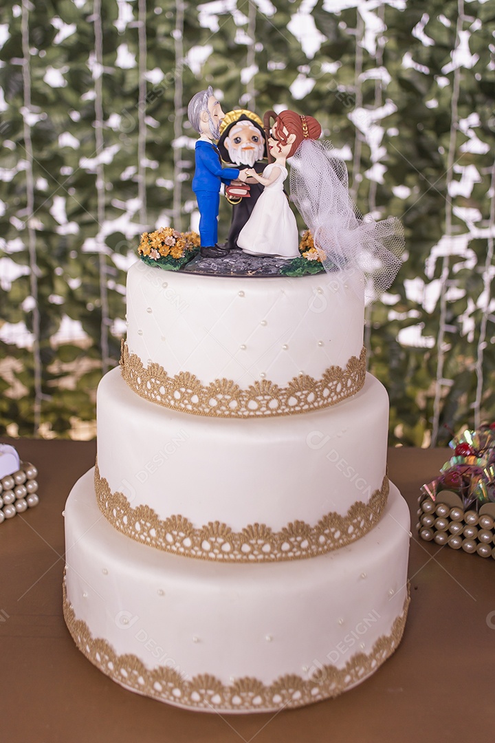 Bolo de casamento sobre uma mesa de festas