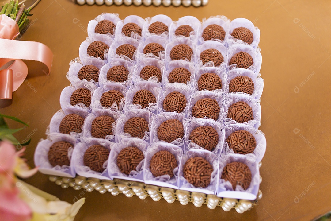 Mesa de festas brigadeiro sobre uma mesa de madeira