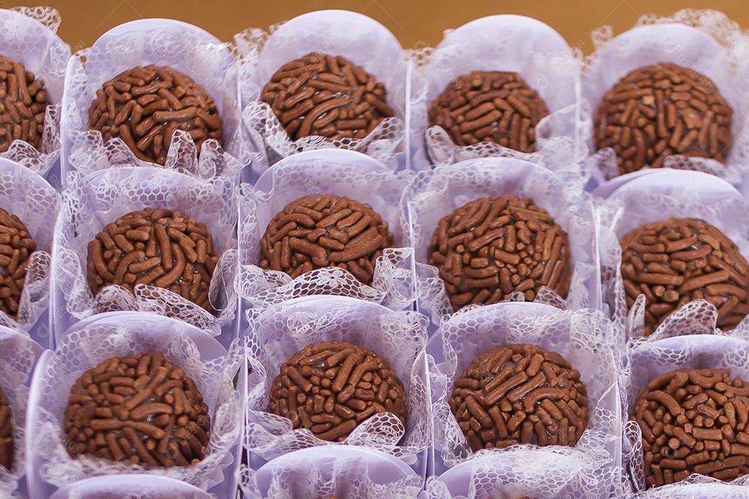 Mesa de festas brigadeiro sobre uma mesa de madeira