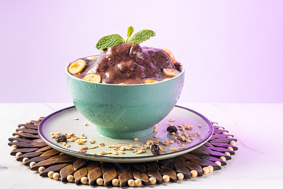 Tigela de sorvete de açaí congelado brasileiro. com frutas em fundo de madeira.