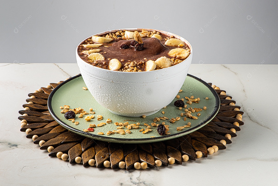 Tigela de sorvete de açaí congelado brasileiro. com frutas em fundo de madeira.