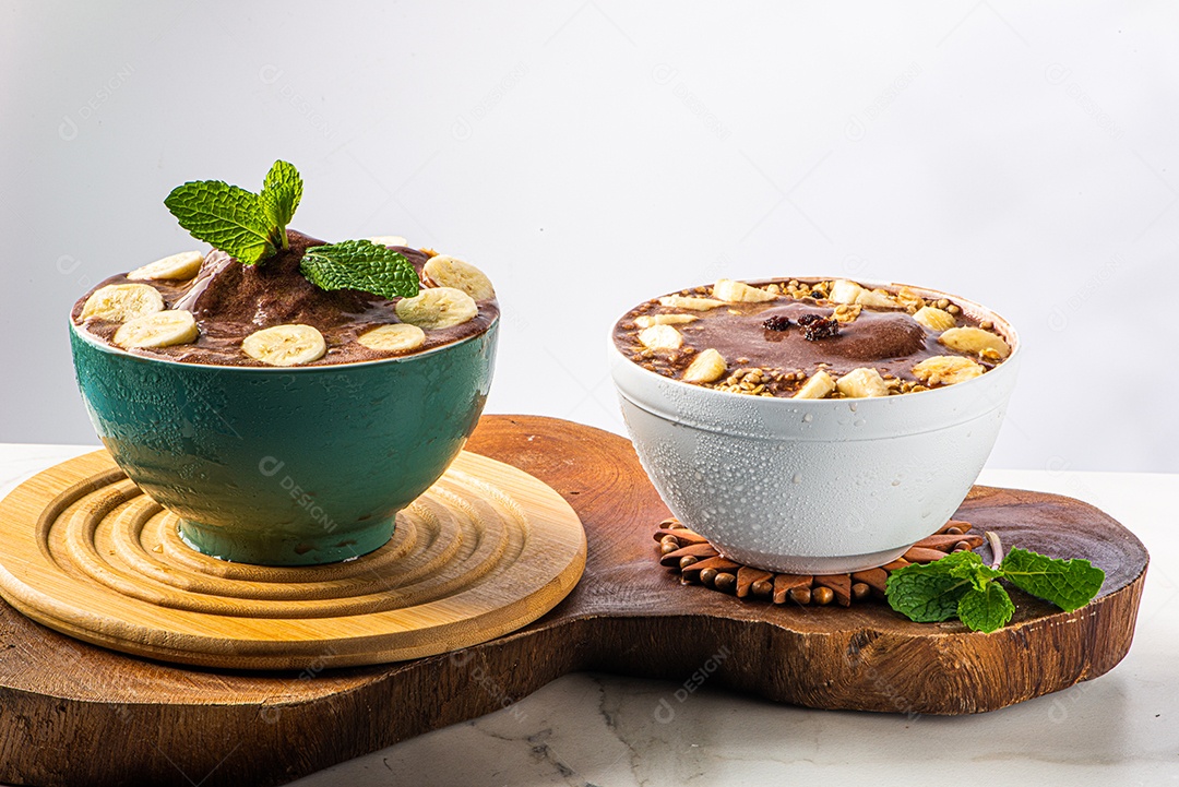 Tigela de sorvete de açaí congelado brasileiro. com frutas em fundo de madeira.