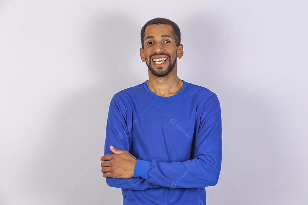 Homem jovem usando camiseta azul sobre fundo isolado