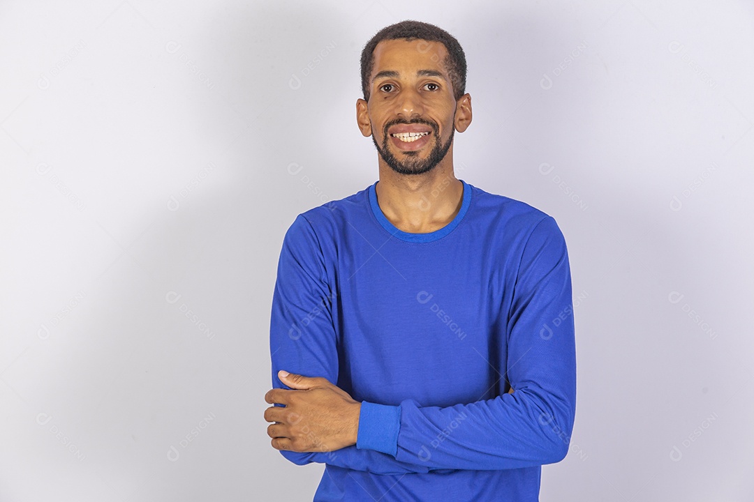 Homem jovem usando camiseta azul sobre fundo isolado