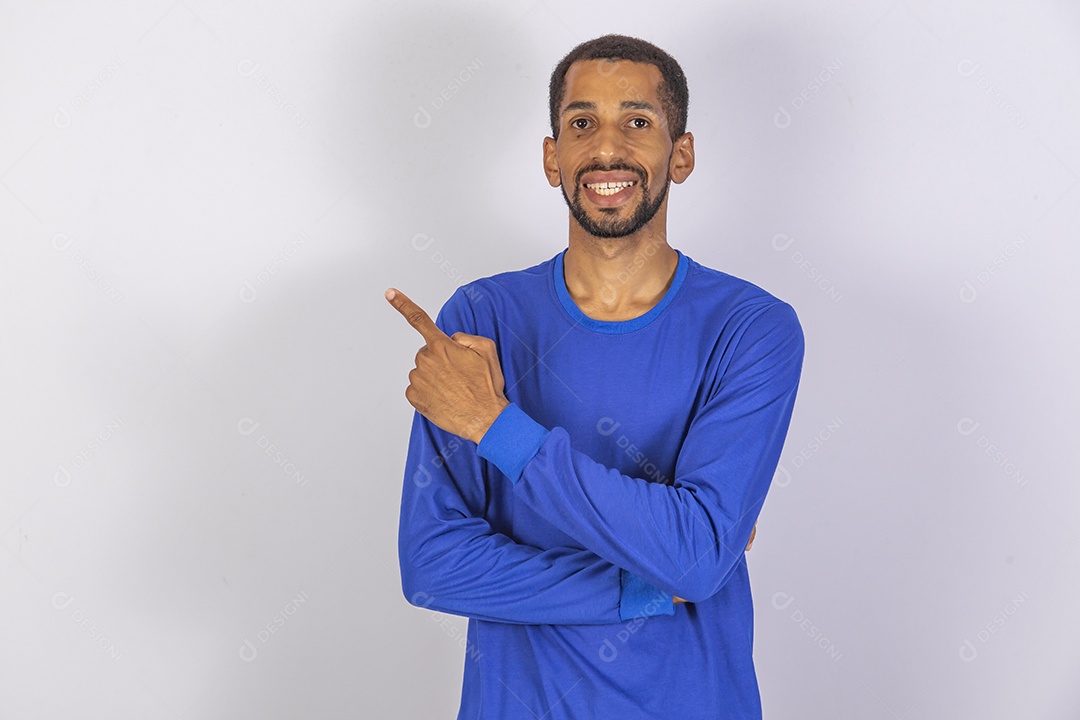 Homem jovem usando camiseta azul sobre fundo isolado