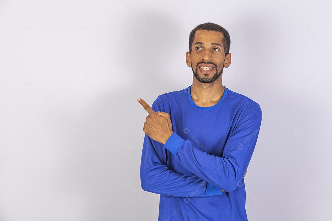 Homem jovem usando camiseta azul sobre fundo isolado