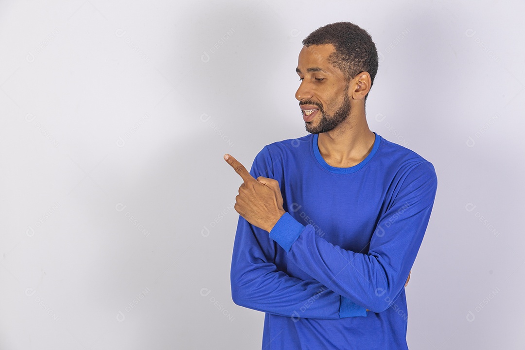 Homem jovem usando camiseta azul sobre fundo isolado
