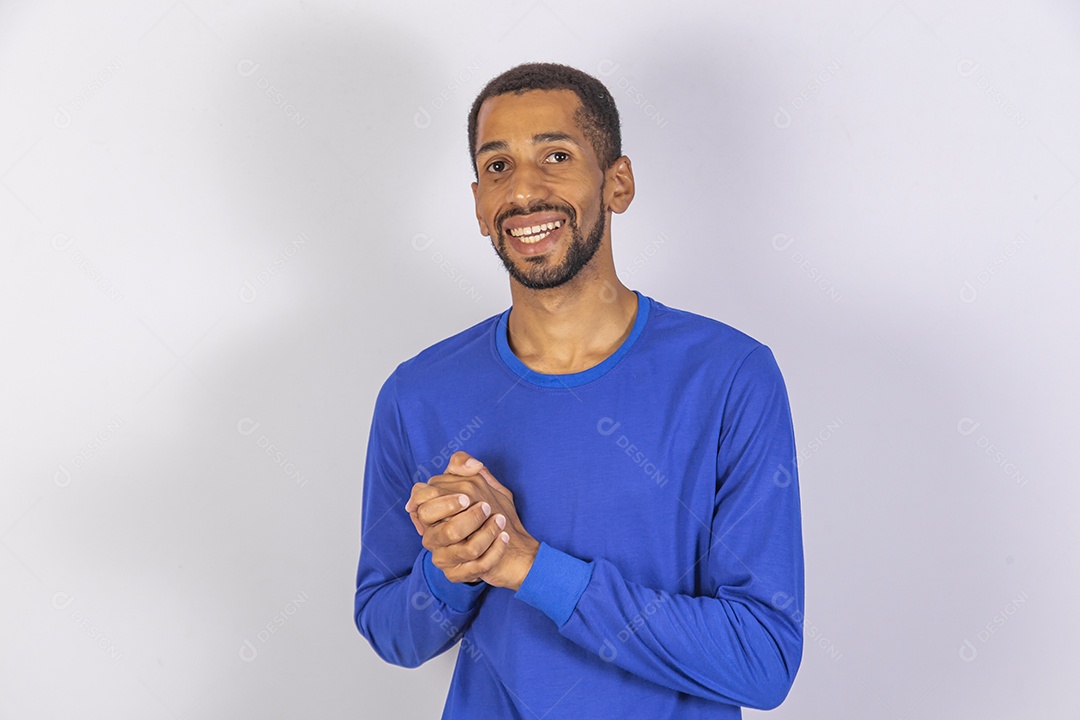 Homem jovem usando camiseta azul sobre fundo isolado