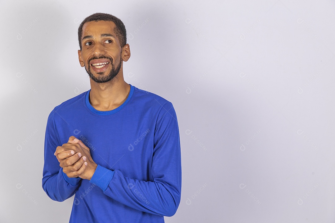 Homem jovem usando camiseta azul sobre fundo isolado