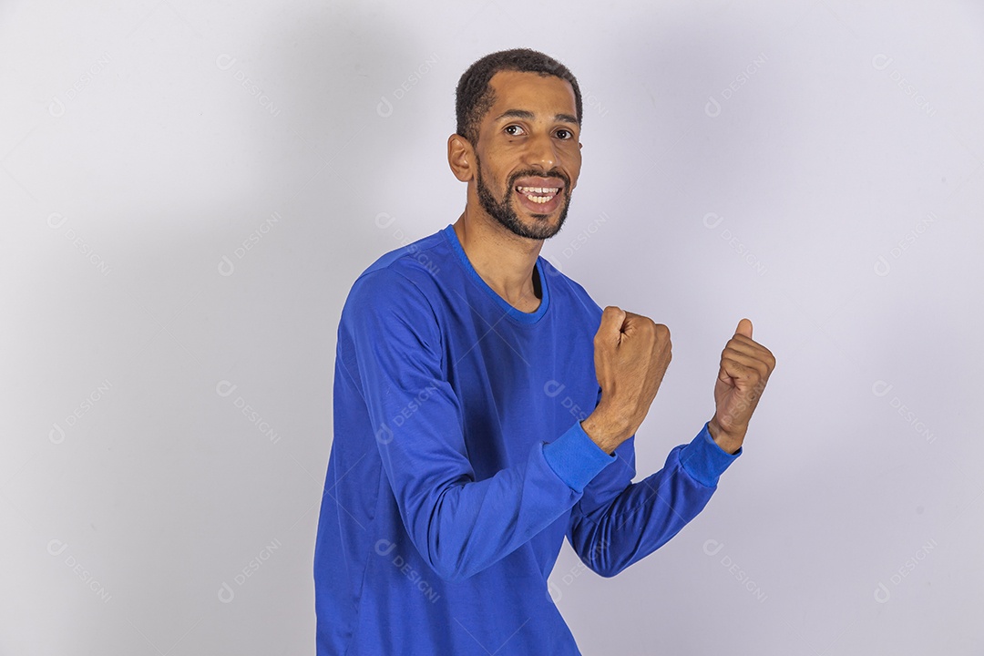Homem jovem usando camiseta azul sobre fundo isolado