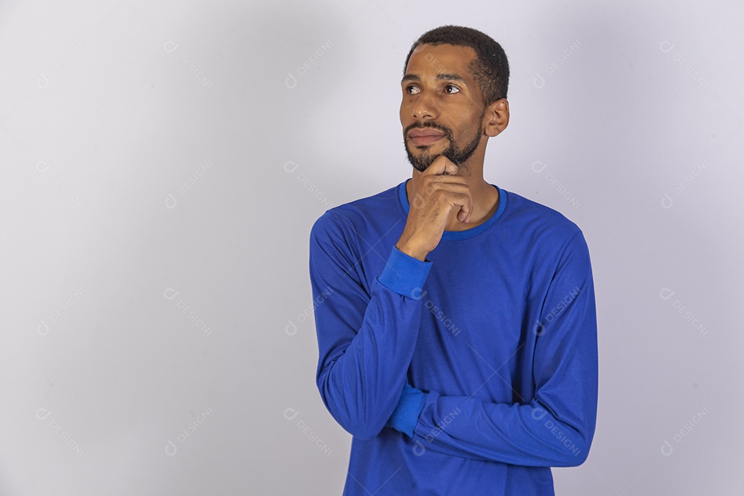 Homem jovem usando camiseta azul sobre fundo isolado