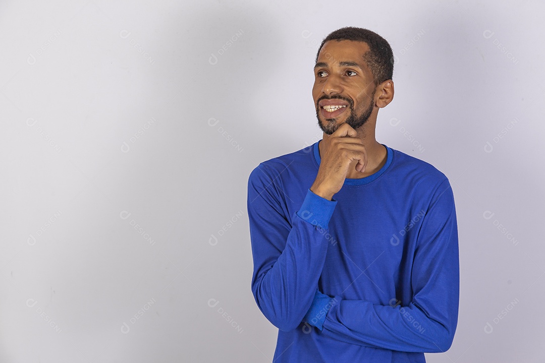 Homem jovem usando camiseta azul sobre fundo isolado