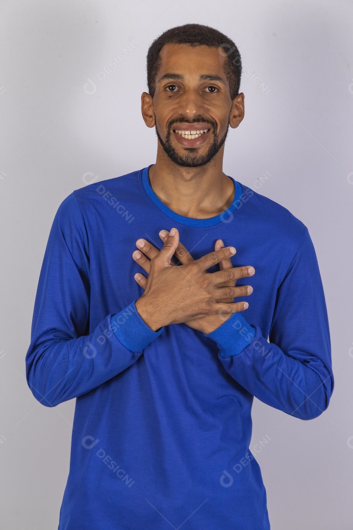 Homem jovem usando camiseta azul sobre fundo isolado