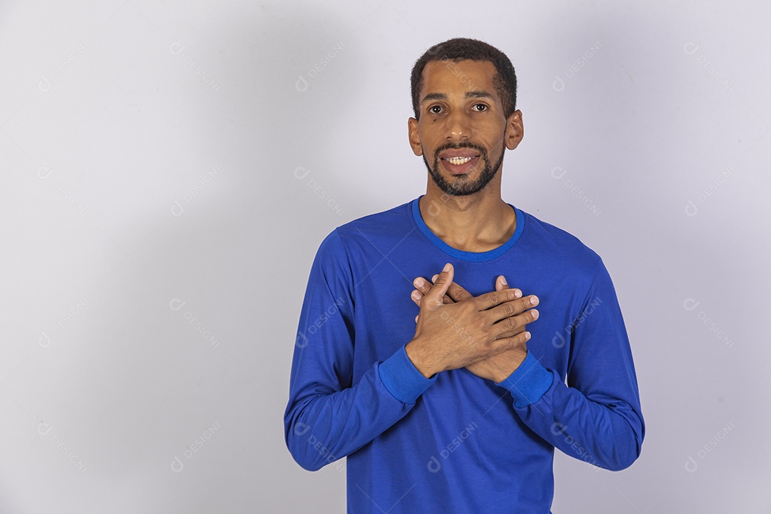 Homem jovem usando camiseta azul sobre fundo isolado