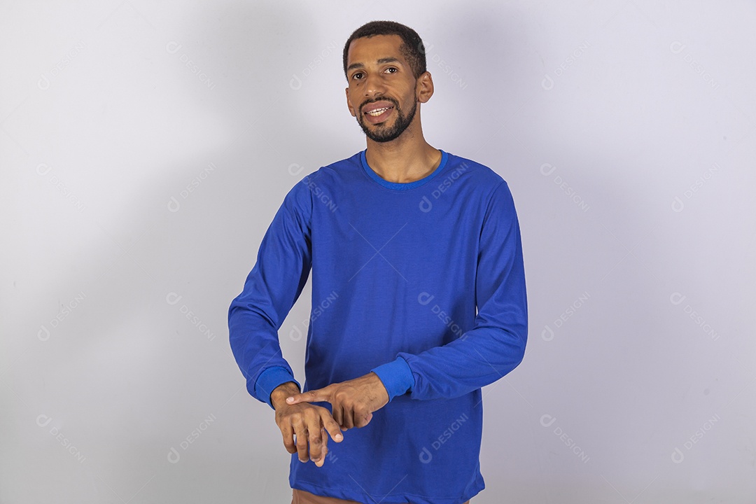 Homem jovem usando camiseta azul sobre fundo isolado