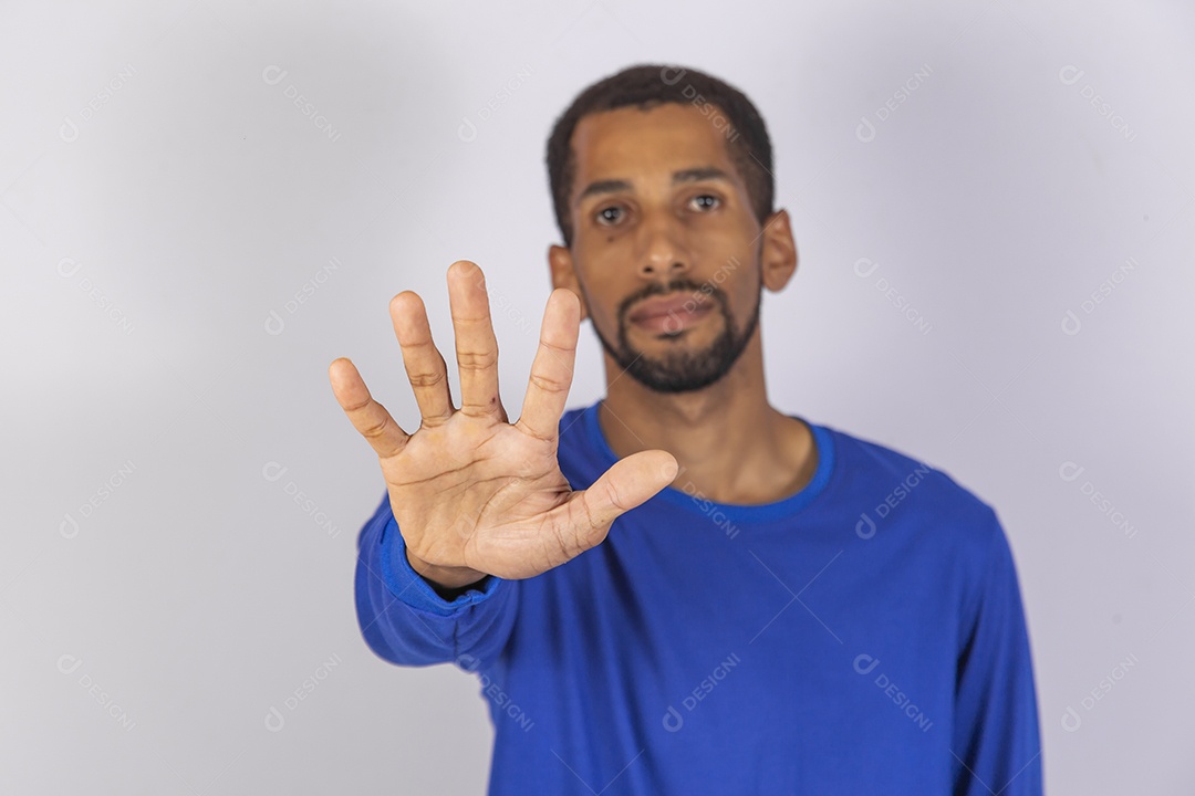 Homem jovem usando camiseta azul sobre fundo isolado