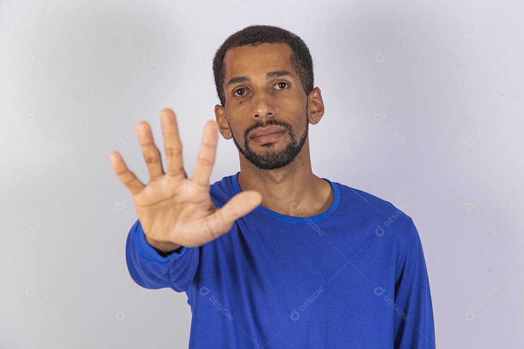 Homem jovem usando camiseta azul sobre fundo isolado