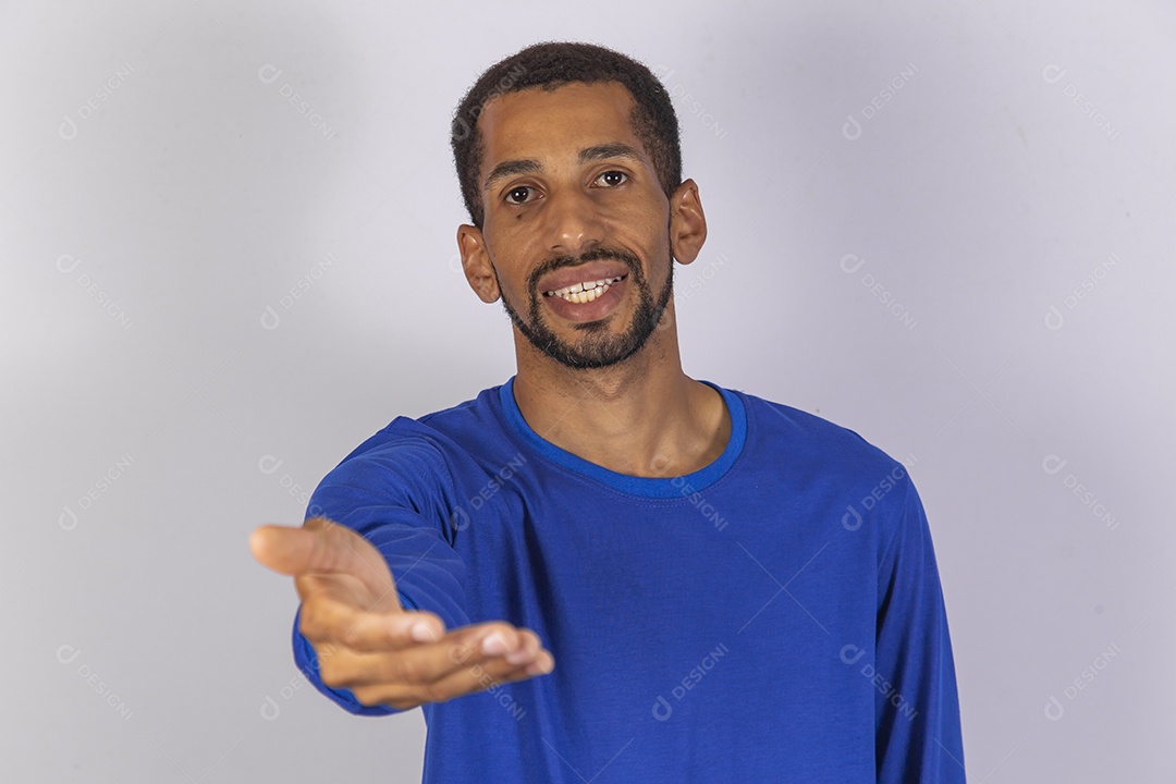 Homem jovem usando camiseta azul sobre fundo isolado