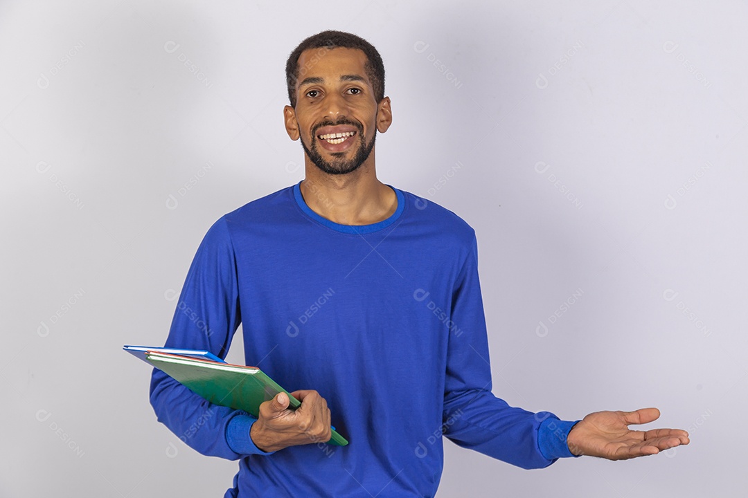 Homem jovem usando camiseta azul sobre fundo isolado