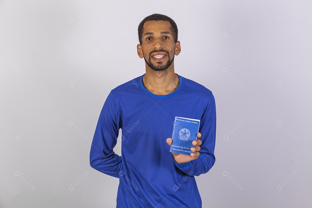 Homem jovem segurando documento carteira de trabalho
