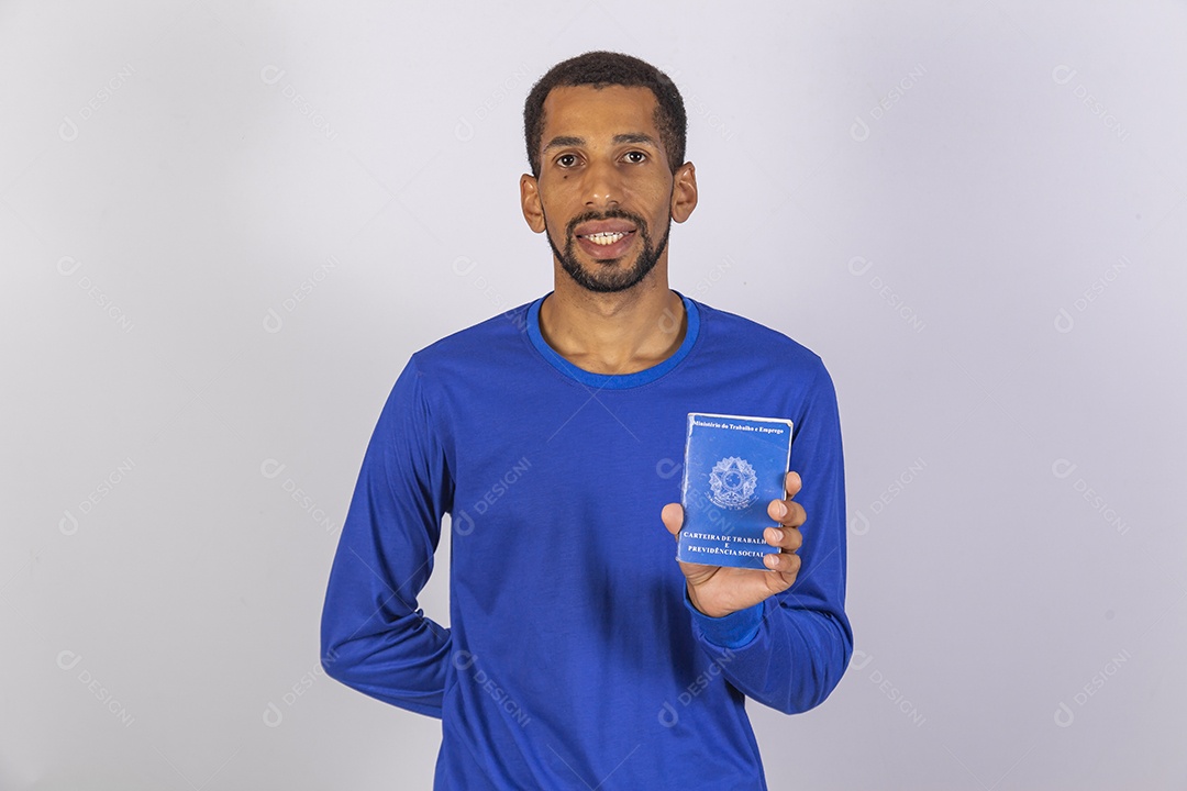 Homem jovem segurando documento carteira de trabalho