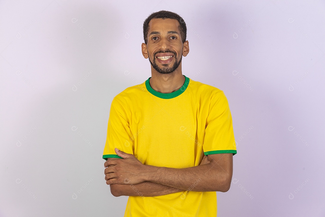 Homem jovem torcedor usando camiseta de time brasileiro seleção brasileira