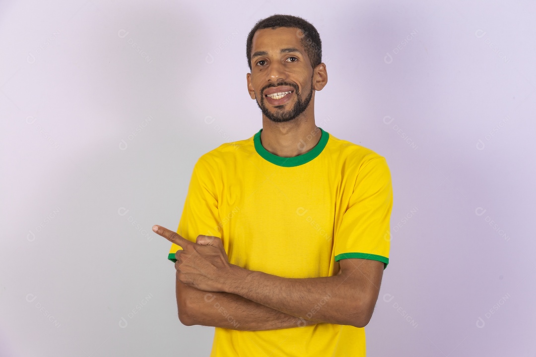 Homem jovem torcedor usando camiseta de time brasileiro seleção brasileira