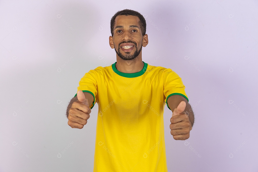 Homem jovem torcedor usando camiseta de time brasileiro seleção brasileira