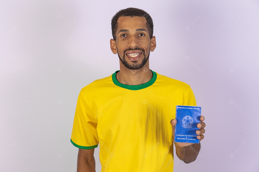 Homem jovem torcedor brasileiro segurando documento carteira de trabalho