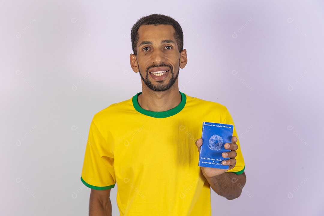 Homem jovem torcedor brasileiro segurando documento carteira de trabalho