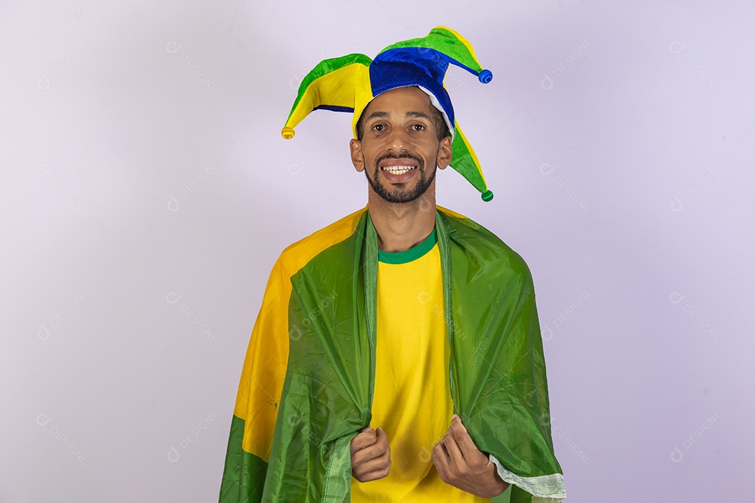 Homem jovem torcedor usando camiseta de time brasileiro seleção brasileira