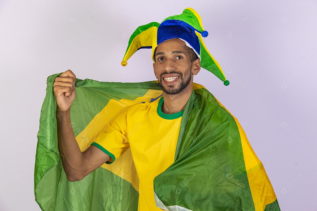 Homem jovem torcedor usando camiseta de time brasileiro seleção brasileira