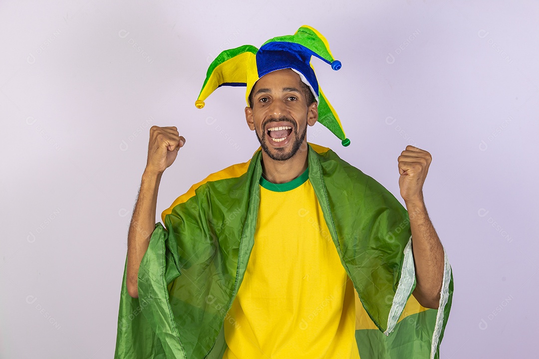 Homem jovem torcedor usando camiseta de time brasileiro seleção brasileira