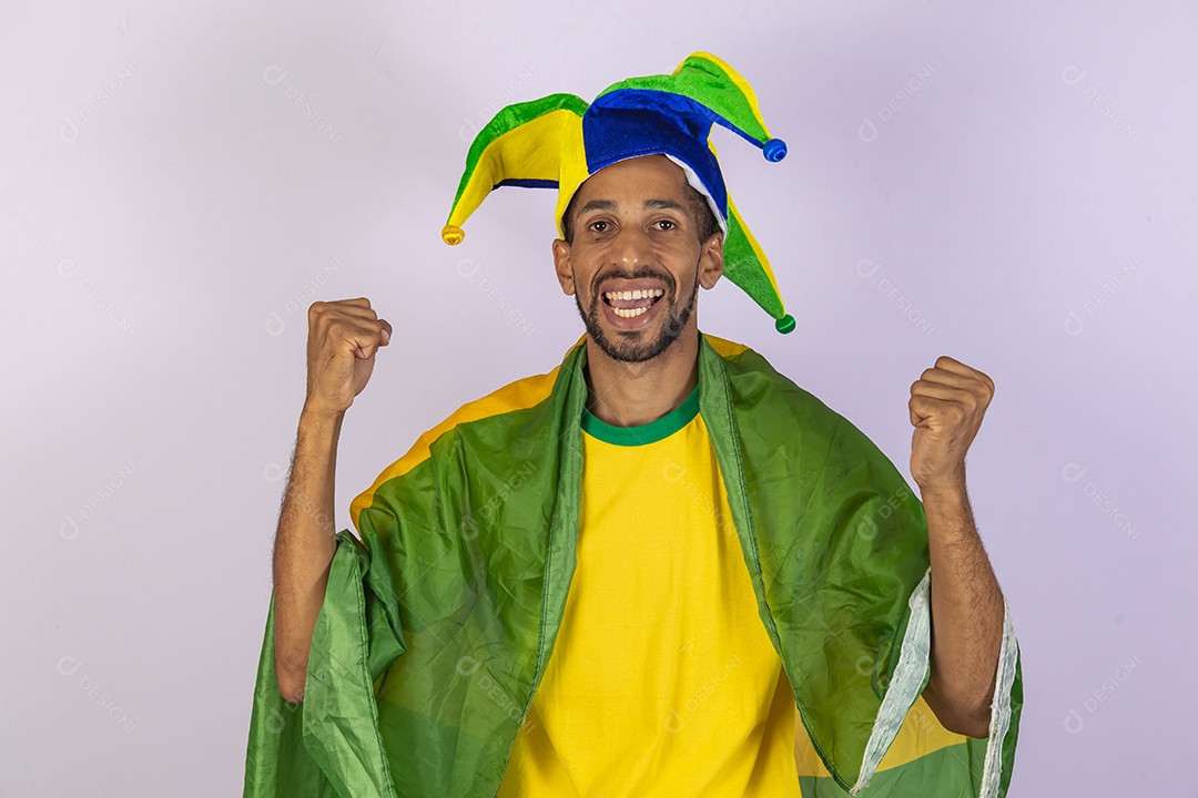 Homem jovem torcedor usando camiseta de time brasileiro seleção brasileira