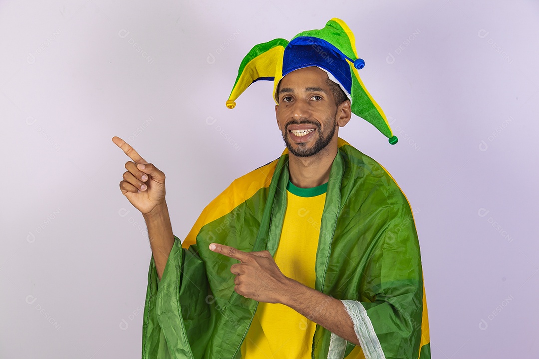 Homem jovem torcedor usando camiseta de time brasileiro seleção brasileira