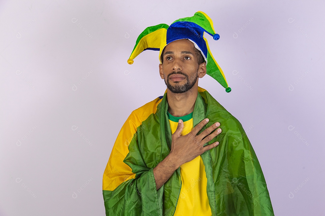 Homem jovem torcedor usando camiseta de time brasileiro seleção brasileira